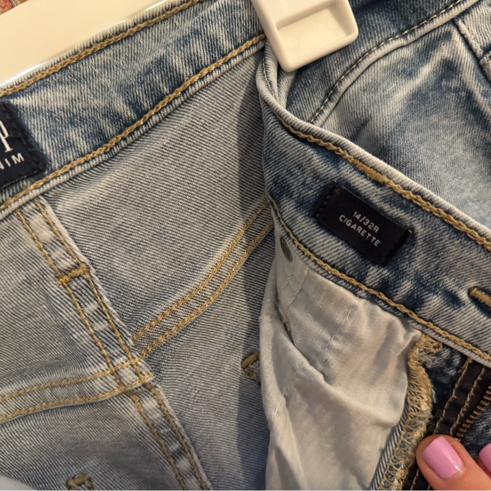 GAP Distressed Denim cut off Jeans - Picture 3 of 4